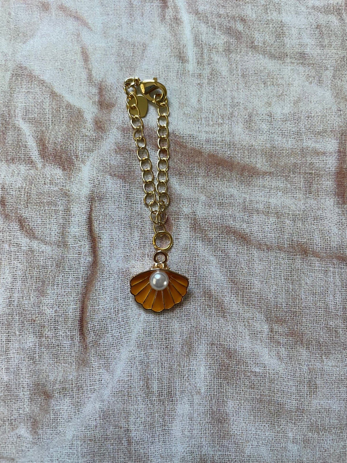 Clam Shell with Pearl